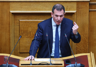 Οργή Δουδωνή για την εξίσωση των γαλάζιων ρουσφετιών με τον αγώνα να μην καταστραφεί η Λέσβος – Άγριος καυγάς με τον Β.Χιώτη