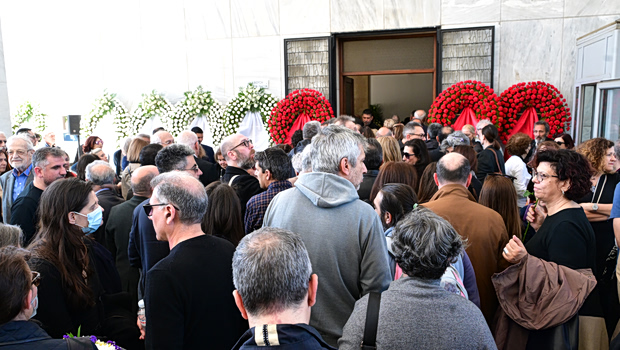 Βασίλης Ρίζος: Σε βαρύ κλίμα η κηδεία του γιου της Θεανώς Φωτίου