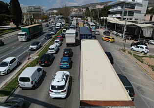 Πασχαλινή έξοδος: Καθυστερήσεις σε Αττική Οδό, Κηφισό, Λεωφόρο Αθηνών και Πειραιά