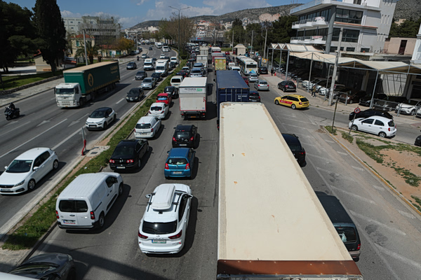 Πασχαλινή έξοδος: Καθυστερήσεις σε Αττική Οδό, Κηφισό, Λεωφόρο Αθηνών και Πειραιά