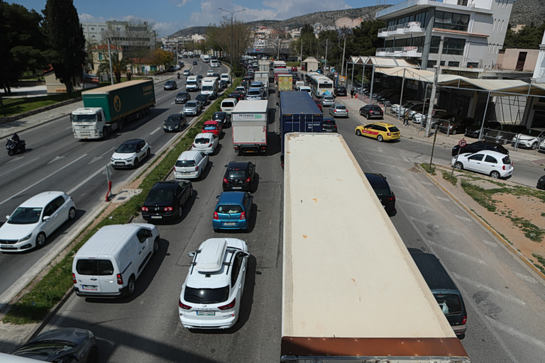 Πασχαλινή έξοδος: Καθυστερήσεις σε Αττική Οδό, Κηφισό, Λεωφόρο Αθηνών και Πειραιά