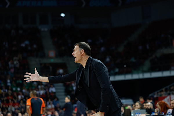 Μόνο ένας δημοσιογράφος στη συνέντευξη Τύπου του Μπαρτζώκα – «Είναι πάντα έτσι εδώ; Τέλεια» (vid)