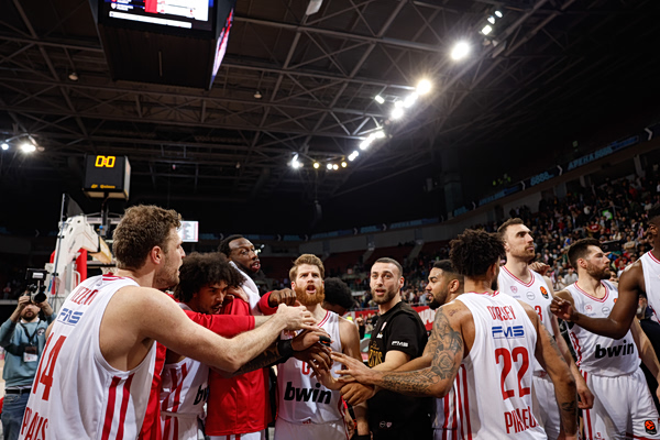 Η παρακάμερα της ΚΑΕ Ολυμπιακός από τη νίκη στη Σόφια (vid)