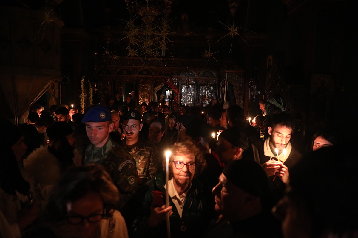 Έφτασε στο Μετόχι του Παναγίου Τάφου στην Πλάκα το Άγιο Φως – Μεταφέρεται σε όλη την Ελλάδα