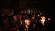 Έφτασε στο Μετόχι του Παναγίου Τάφου στην Πλάκα το Άγιο Φως – Μεταφέρεται σε όλη την Ελλάδα