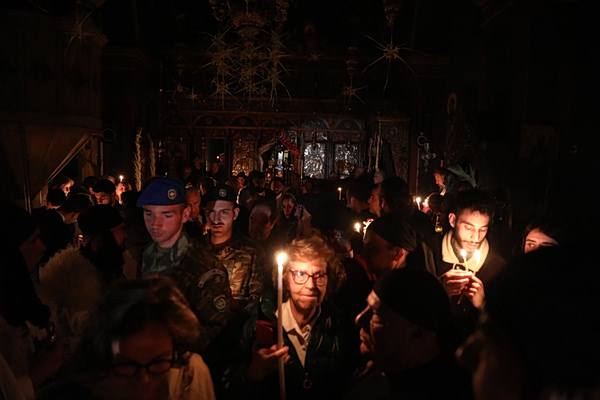 Έφτασε στο Μετόχι του Παναγίου Τάφου στην Πλάκα το Άγιο Φως – Μεταφέρεται σε όλη την Ελλάδα