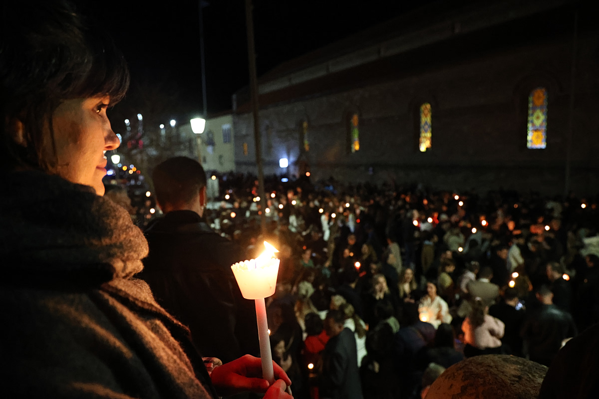 εικόνα που δείχνει πλήθος πιστών που συγκεντρώθηκε στον ναό του Ευαγγελισμού στη Ρόδο, για να γιορτάσει την Ανάσταση