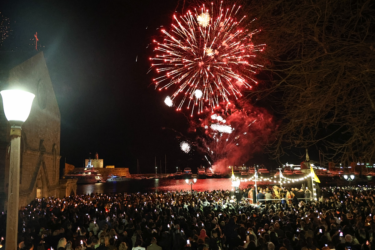 Με λαμπρότητα και κατάνυξη γιορτάστηκε η Ανάσταση σε πόλεις και χωριά της Ελλάδας