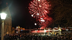 Με λαμπρότητα και κατάνυξη γιορτάστηκε η Ανάσταση σε πόλεις και χωριά της Ελλάδας