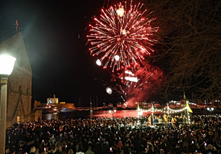 Με λαμπρότητα και κατάνυξη γιορτάστηκε η Ανάσταση σε πόλεις και χωριά της Ελλάδας