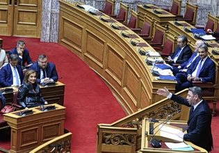 Μάχη κορυφής στη Βουλή για το Κράτος Δικαίου: Σε κλοιό το «Μαξίμου Gate» από την αντιπολίτευση