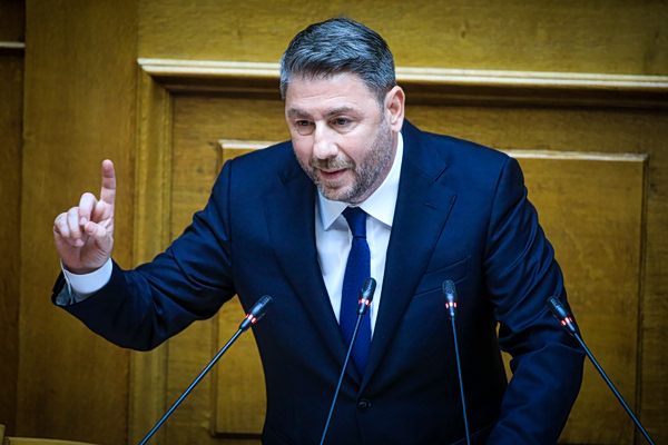 Στο «τερέν» της οικονομίας η μάχη ΠΑΣΟΚ και ΝΔ – Ομιλία Ανδρουλάκη σήμερα στη Βουλή