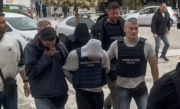 Κεφαλονιά: Στον Κορυδαλλό οδηγούνται οι τρεις κατηγορούμενοι για τον θάνατο της 19χρονης – Το κρίσιμο μισάωρο