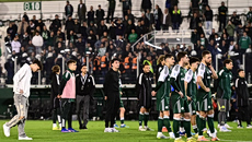 Αποδοκιμασίες από τους οπαδούς του Παναθηναϊκού στη Λεωφόρο μετά την ήττα από τον Ολυμπιακό (vid)