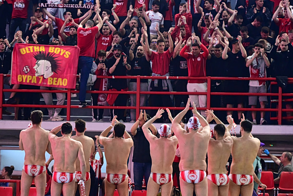 Ολυμπιακός: Παίκτες και κόσμος πανηγύρισαν τη μεγάλη νίκη απέναντι στην Νόβι Μπέογκραντ (vid)