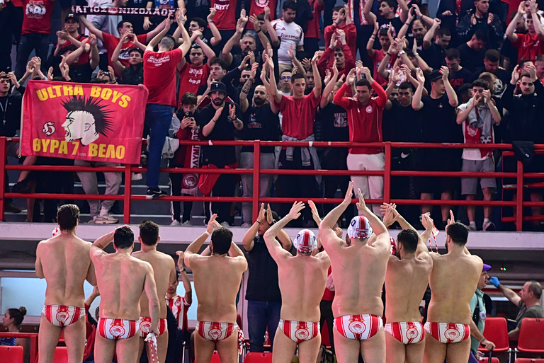 Ολυμπιακός: Παίκτες και κόσμος πανηγύρισαν τη μεγάλη νίκη απέναντι στην Νόβι Μπέογκραντ (vid)