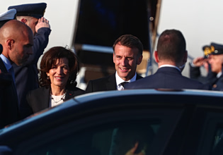 Live: Στην Αθήνα ο Εμανουέλ Μακρόν – Ποιους θα δει