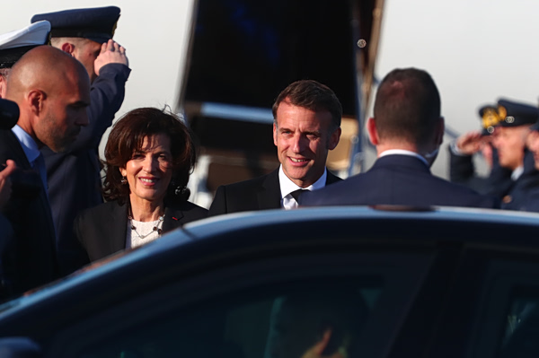 Live: Στην Αθήνα ο Εμανουέλ Μακρόν – Ποιους θα δει