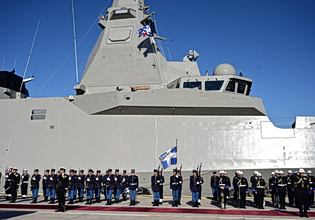 Στη φρεγάτα «Κίμων» ο Μακρόν, με Μητσοτάκη και Δένδια