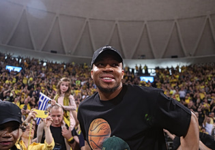 Γιάννης Αντετοκούνμπο και Νόβακ Τζόκοβιτς στο ΣΕΦ για το Ολυμπιακός – Μονακό