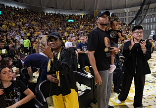 Απίστευτη αποθέωση για τους Αντετοκούνμπο και τον Γκάλη στο «Nick Galis Hall»: «Δεν περίμενα τέτοια υποδοχή!», είπε ο Γιάννης (vids)