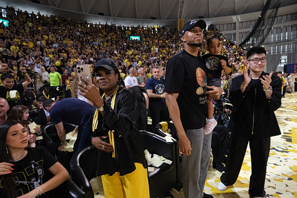 Απίστευτη αποθέωση για τους Αντετοκούνμπο και τον Γκάλη στο «Nick Galis Hall»: «Δεν περίμενα τέτοια υποδοχή!», είπε ο Γιάννης (vids)