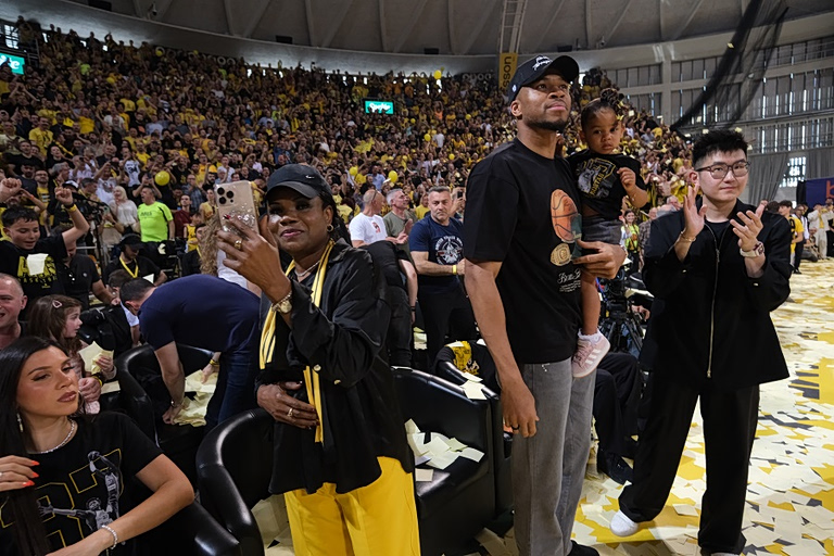 Απίστευτη αποθέωση για τους Αντετοκούνμπο και τον Γκάλη στο «Nick Galis Hall»: «Δεν περίμενα τέτοια υποδοχή!», είπε ο Γιάννης (vids)