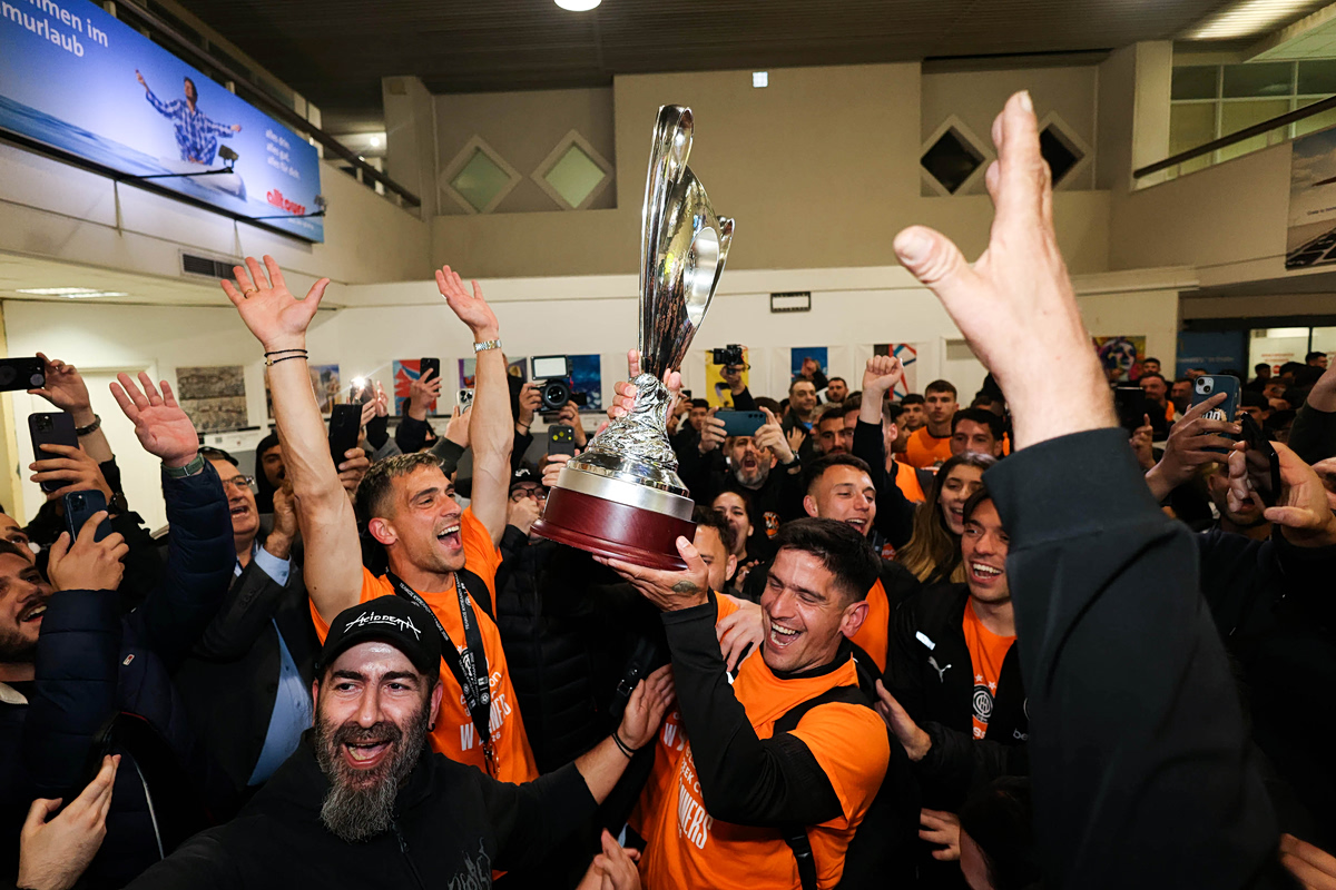 Πανζουρλισμός στο Ηράκλειο κατά την υποδοχή του ΟΦΗ: Αποθέωση, συνθήματα και ζεϊμπέκικο με την κούπα (vids, pics)