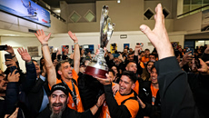 Πανζουρλισμός στο Ηράκλειο κατά την υποδοχή του ΟΦΗ: Αποθέωση, συνθήματα και…ζεϊμπέκικο με την κούπα (vids, pics)