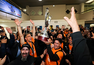 Πανζουρλισμός στο Ηράκλειο κατά την υποδοχή του ΟΦΗ: Αποθέωση, συνθήματα και…ζεϊμπέκικο με την κούπα (vids, pics)