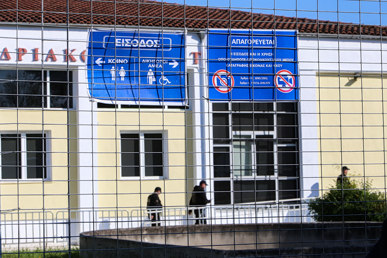 Αντιρρήσεις για το Δημόσιο, μήνυση στον Κυρανάκη και ραντεβού σε έναν… μήνα στη δίκη για τα Τέμπη