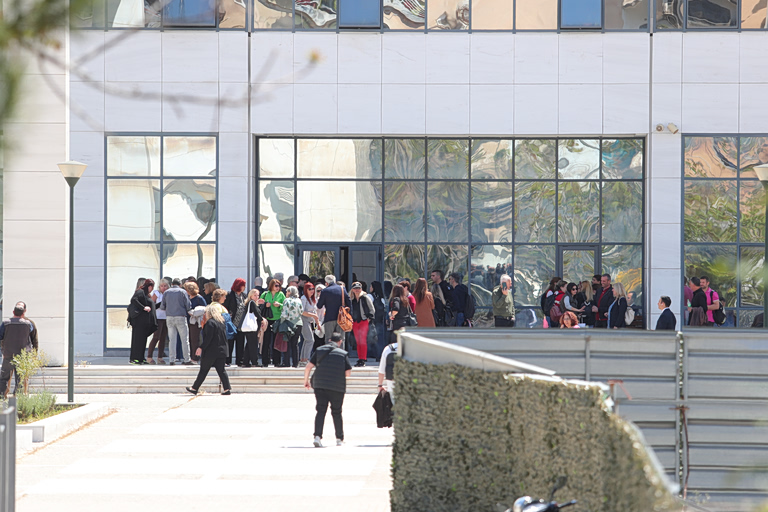 Πυροβολισμοί σε ΕΦΚΑ και Πρωτοδικείο: Τι λέει το ιατρικό ανακοινωθέν για τους πέντε τραυματίες