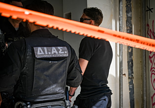 ΕΦΚΑ: «Είδαμε τα αίματα, φεύγαμε αριστερά και δεξιά για να σωθούμε» – Μαρτυρία για την επίθεση από τον 89χρονο