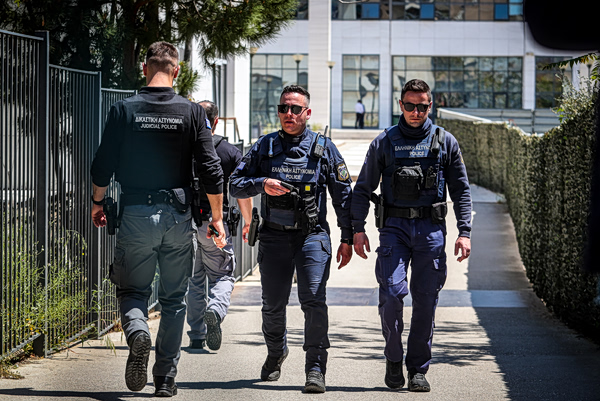 Διπλή επιχείρηση της ΕΛ.ΑΣ σε Εφετείο και Πατήσια για τη σύλληψη του 89χρονου «πιστολέρο»