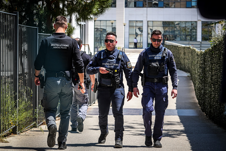 Διπλή επιχείρηση της ΕΛ.ΑΣ σε Εφετείο και Πατήσια για τη σύλληψη του 89χρονου «πιστολέρο»