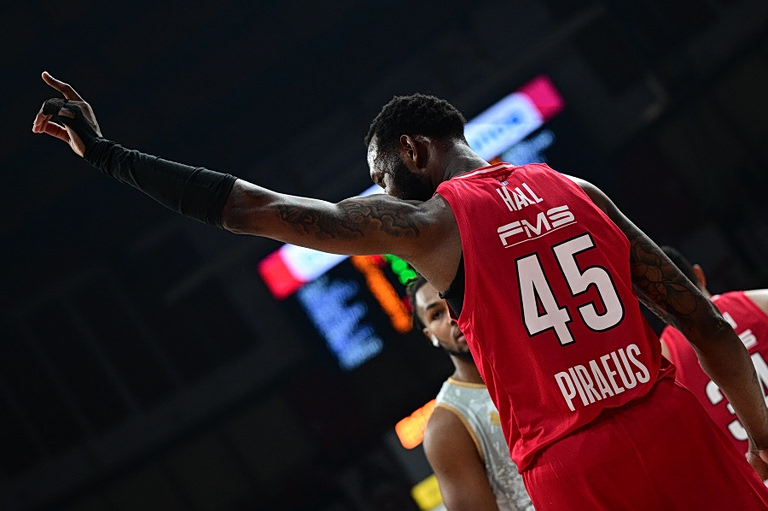 «Έσβησε τα φώτα» στο ΣΕΦ ο Ντόντα Χολ: Τρία κοψίματα σε πέντε λεπτά! (vid)