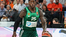 Ασταμάτητος Κέντρικ Ναν στο ξεκίνημα με 14 πόντους! (vid)