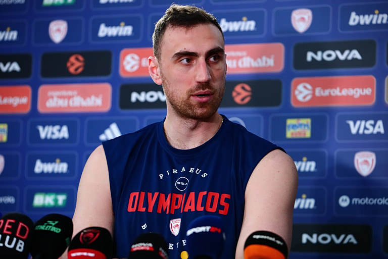 Μιλουτίνοφ για την αποθέωση από τον κόσμο του Ολυμπιακού: «Είναι τιμή μου να φωνάζουν το όνομά μου»