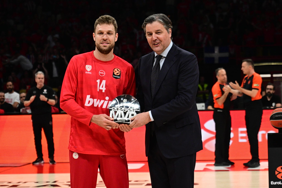 Ο Μποντιρόγκα έδωσε το βραβείο του MVP στον Βεζένκοφ (vid)