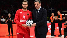 Ο Μποντιρόγκα έδωσε το βραβείο του MVP στον Βεζένκοφ (vid)