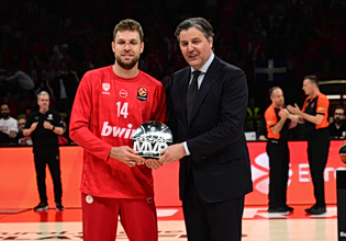 Ο Μποντιρόγκα έδωσε το βραβείο του MVP στον Βεζένκοφ (vid)