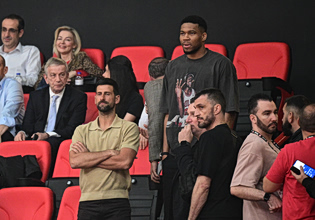 Γιάννης Αντετοκούνμπο και Νόβακ Τζόκοβιτς στο ΣΕΦ για το Ολυμπιακός – Μονακό