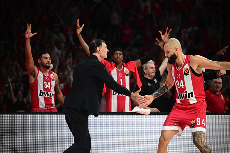 Ο Ολυμπιακός παίζει ονειρικό μπάσκετ, «βγαλμένο» από το μέλλον