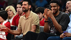 Αντετοκούνμπο και Τζόκοβιτς τραγούδησαν συνθήματα μαζί με τον κόσμο του Ολυμπιακού (vid+pics)