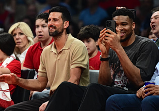 Αντετοκούνμπο και Τζόκοβιτς τραγούδησαν συνθήματα μαζί με τον κόσμο του Ολυμπιακού (vid+pics)