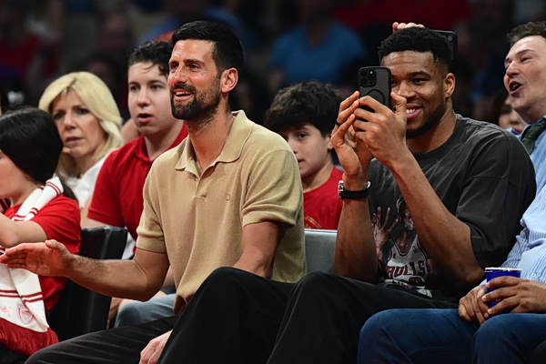 Αντετοκούνμπο και Τζόκοβιτς τραγούδησαν συνθήματα μαζί με τον κόσμο του Ολυμπιακού (vid+pics)