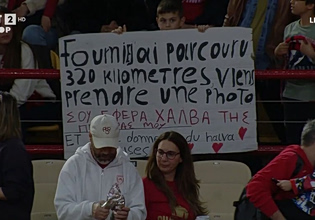 «Σου έφερα χαλβά της πεθεράς μου»: Μυθικό πανό φίλου του Ολυμπιακού για τον λάτρη της ελληνικής κουζίνας Φουρνιέ (vid)