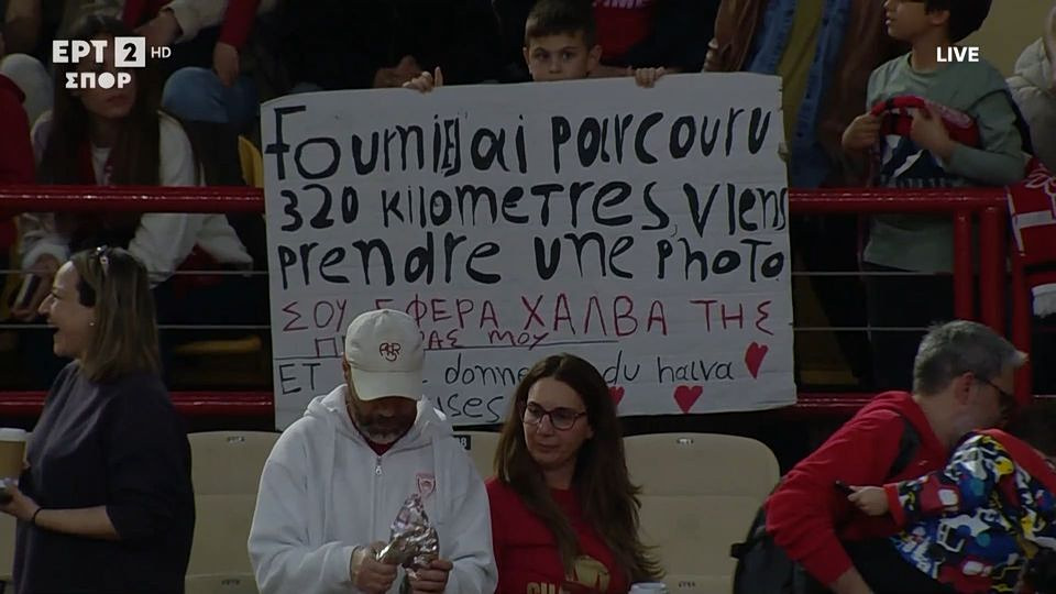 «Σου έφερα χαλβά της πεθεράς μου»: Μυθικό πανό φίλου του Ολυμπιακού για τον λάτρη της ελληνικής κουζίνας Φουρνιέ (vid)