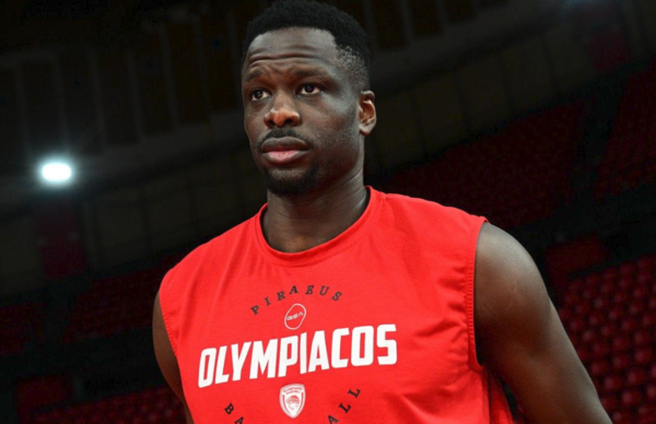 Με Φαλ στη Λιόν ο Ολυμπιακός – Πέντε παίκτες έμειναν στην Αθήνα