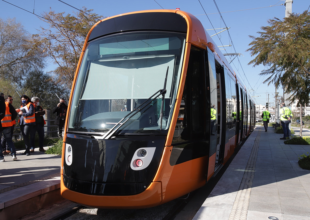 Συρμός του τραμ συγκρούστηκε με βαν στον Άλιμο